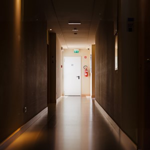 EMERGENCY COMPACT BULKHEAD IP65 1W 150LM 3HR MAINTAINED OR NON-MAINTAINED 6000K MANUAL TEST INCLUDING UP DOWN LEFT RIGHT LEGENDS INTEGRAL LED