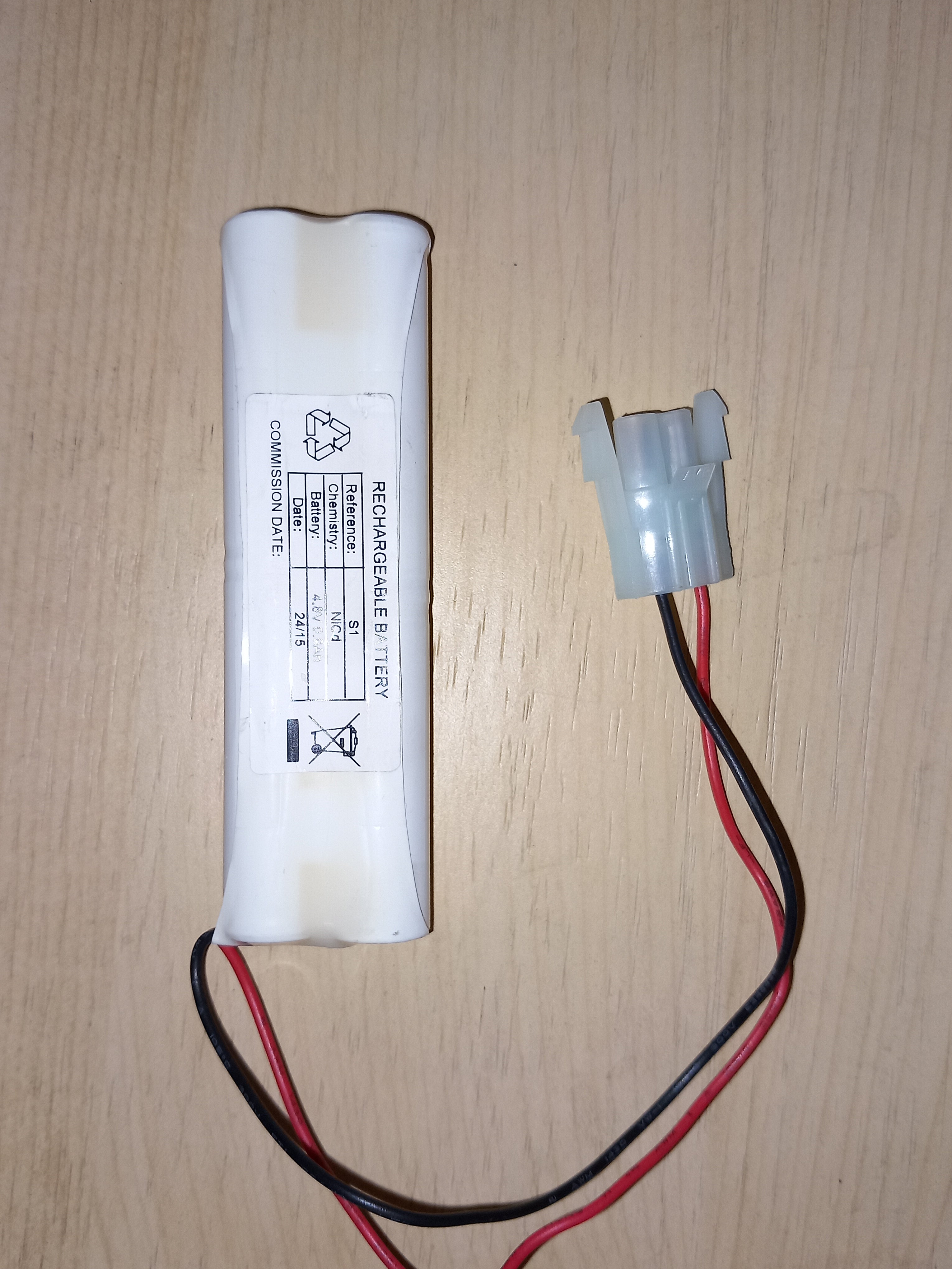 4/1AA1050c-2  4.8v 0.9-1.05 aH  aa nI-cd Amp Connector